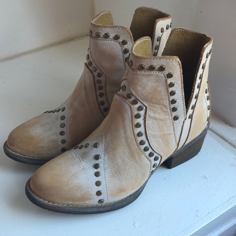 Very Volatile studded whitewash booties, 6.5